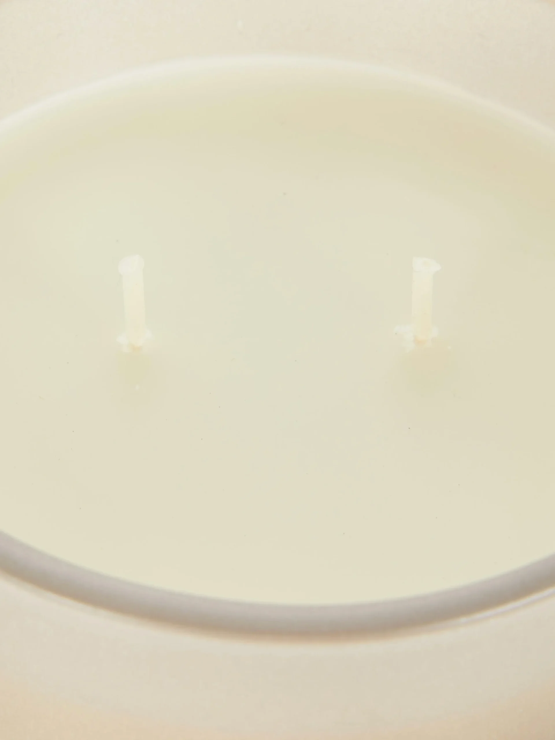 Bougie Parfumée à Double Mèche Dans Un Pot à Couvercle