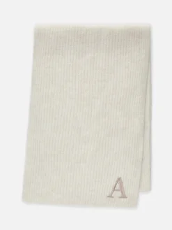 Écharpe En Maille Côtelée à Initiale Brodée
