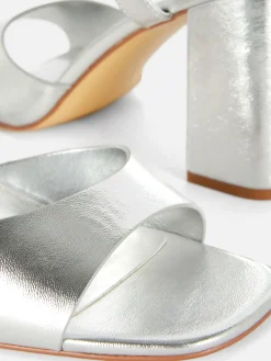 Chaussures à Talons Carrés Et Bride Incurvée Coupe Large