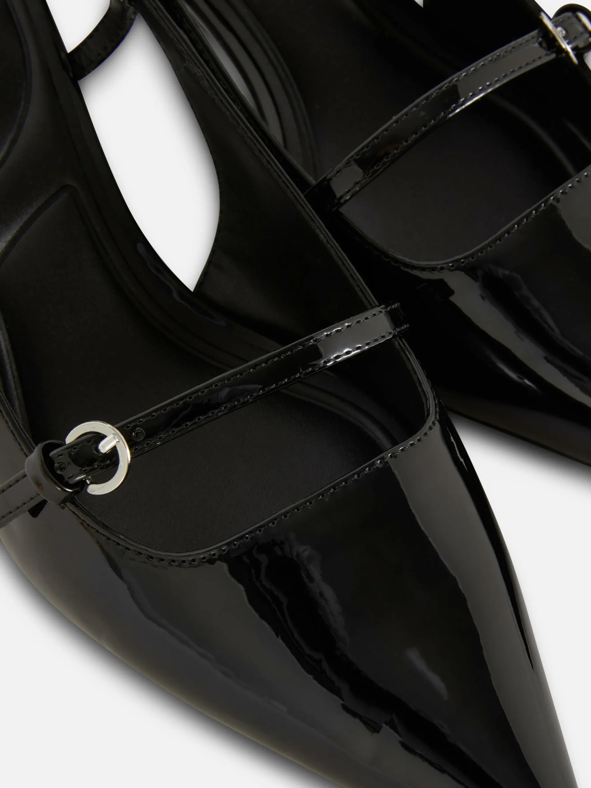 Chaussures Vernies à Talon Bas Et à Boucle