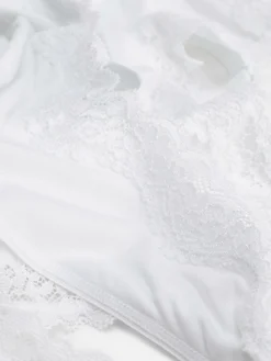 Ensemble Soutien-gorge Non Rembourré Et String à Liseré En Dentelle